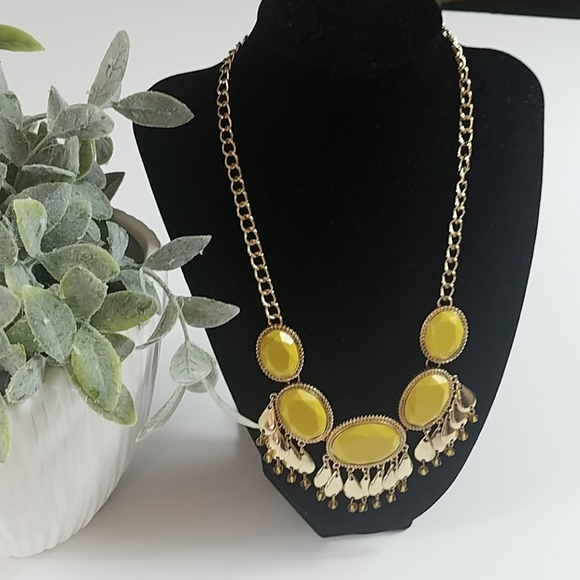 None Jewelry - Fashion Necklace, yellowish green stones with gold chain